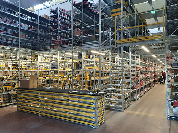 Scaffalatura porta pallet con passerella in magazzino industriale