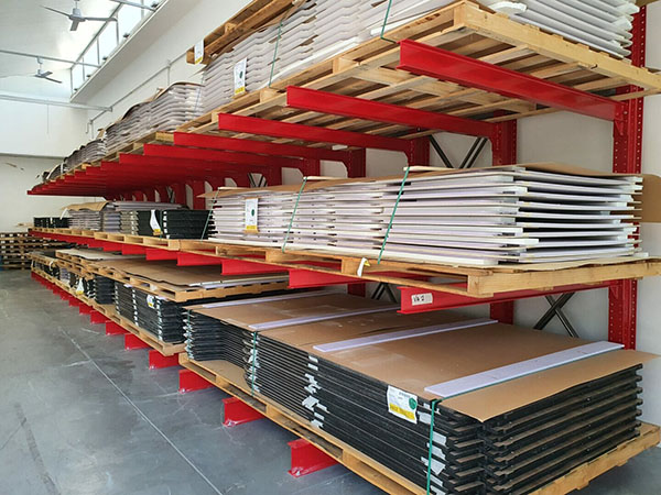 Scaffalatura cantilever a bracci per materiali lunghi e ingombranti