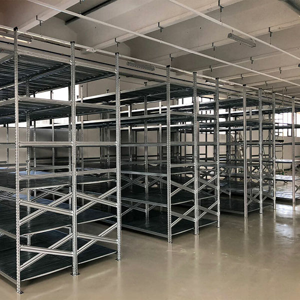 Scaffalature metalliche per stoccaggio manuale con ripiani per prodotti leggeri e medi